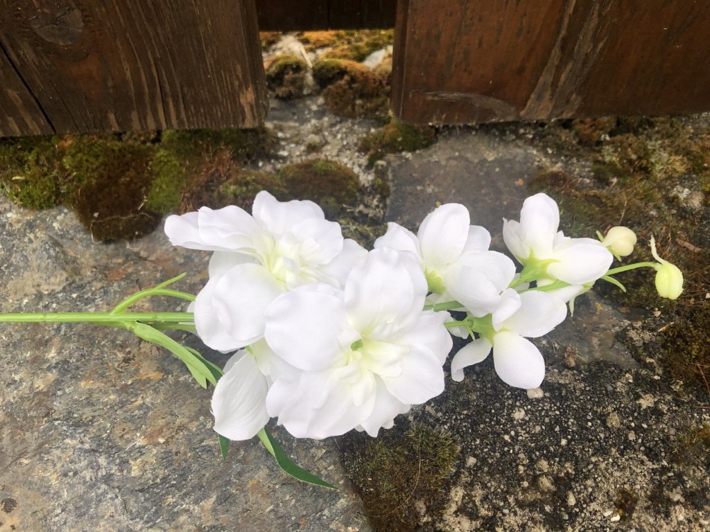 Umělé květiny ostrožka bílá